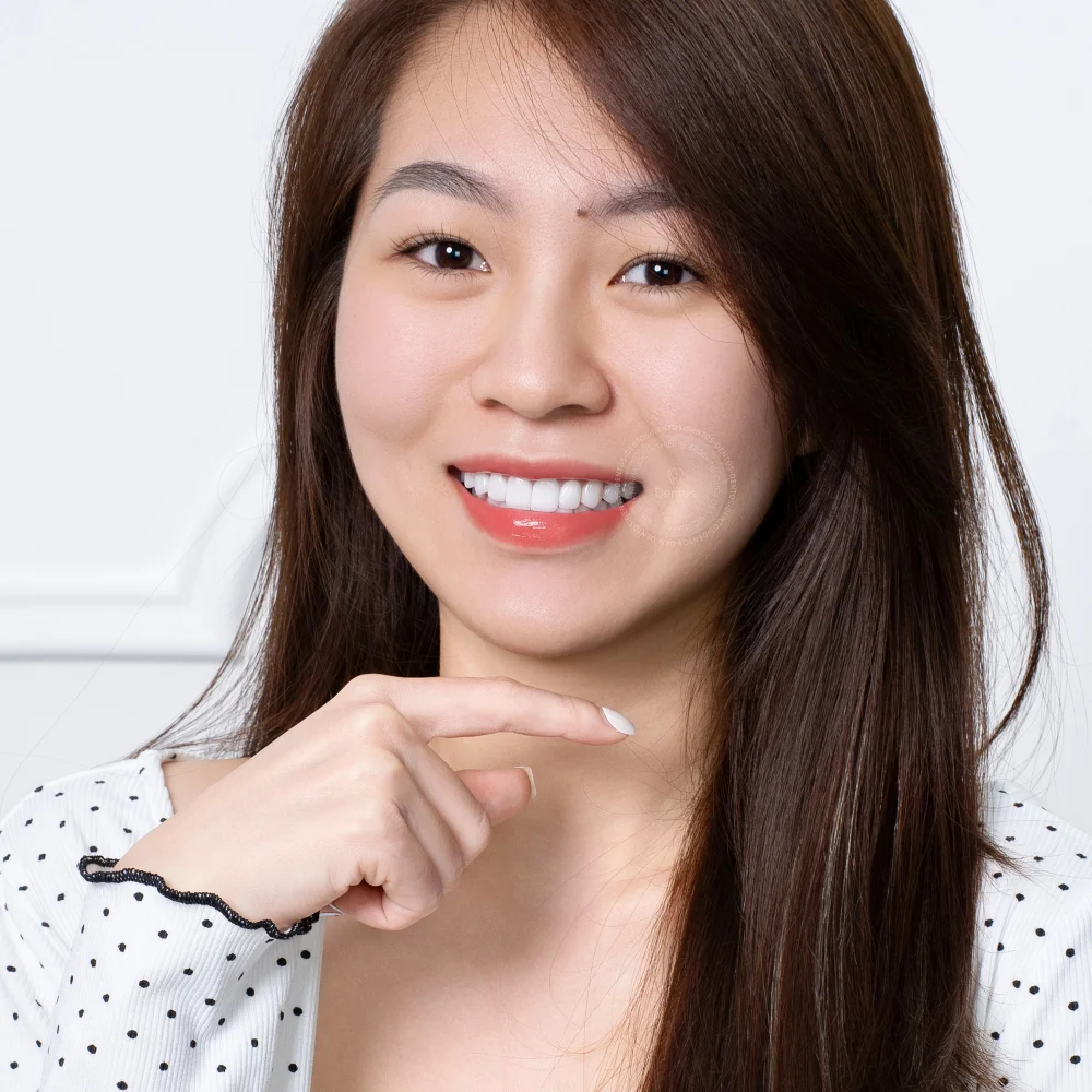 Khách hàng hài lòng sau khi làm răng sứ tại Nha khoa Dentos